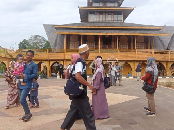 LIBUR TAHUN BARU KUNJUNGAN MASJID BAMBU MENINGKAT